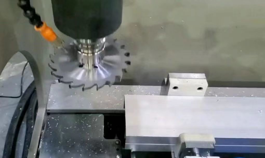 Aluminium Profile CNC Machining Centers Automatic Tool Changer For Working With 3000mm Length