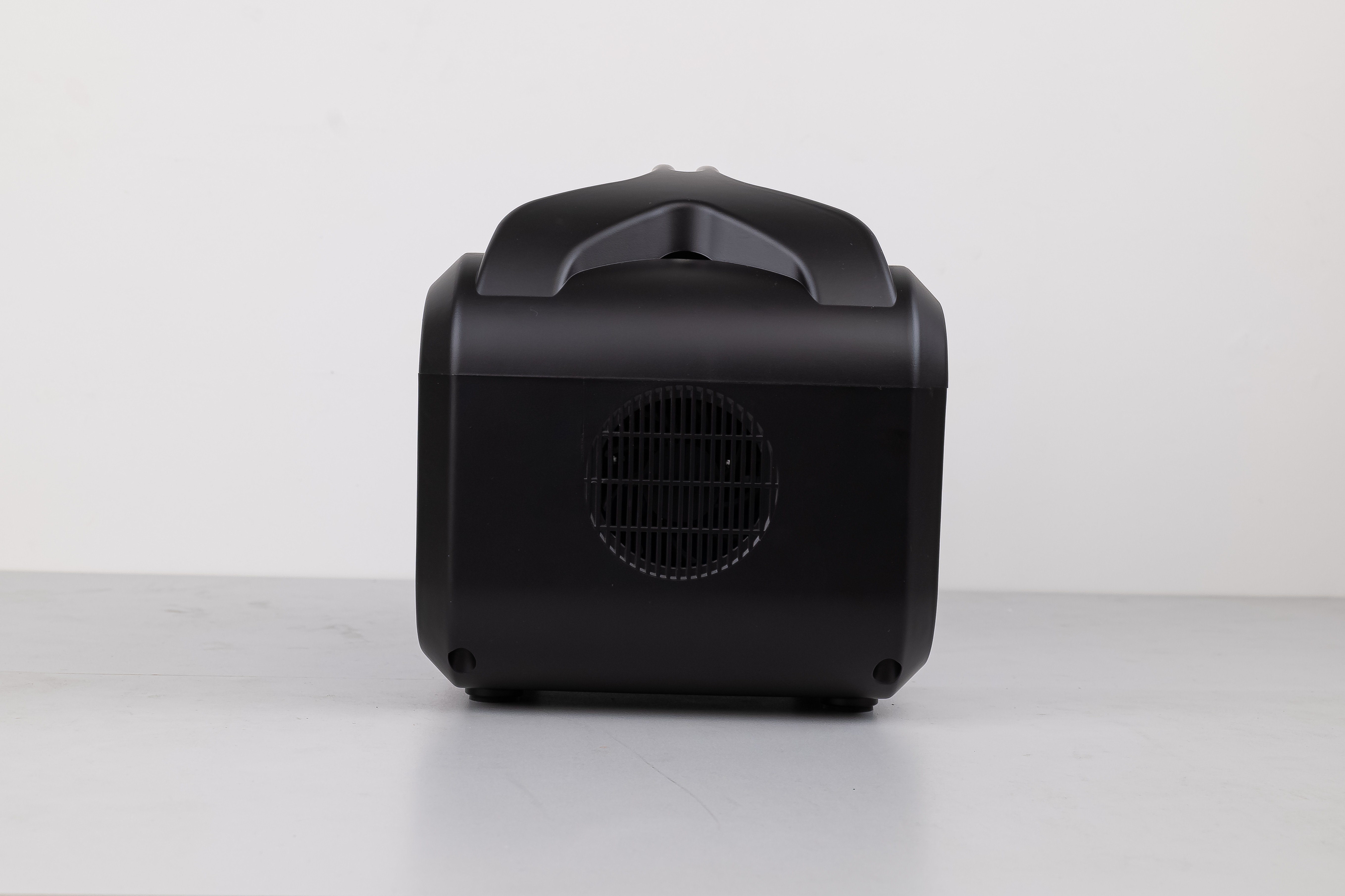 600W Matt Black Plastic Enclosure High Efficiency MPPT Support Solar Mobile Power Bank With Bluetooth