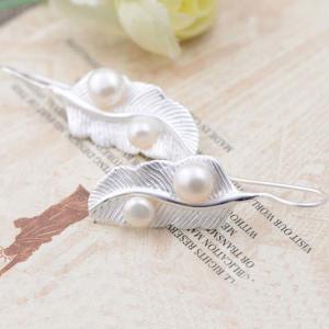 Wholesale terling Silver Pearl Vintage Feather Dangle Earring (051023W) from china suppliers