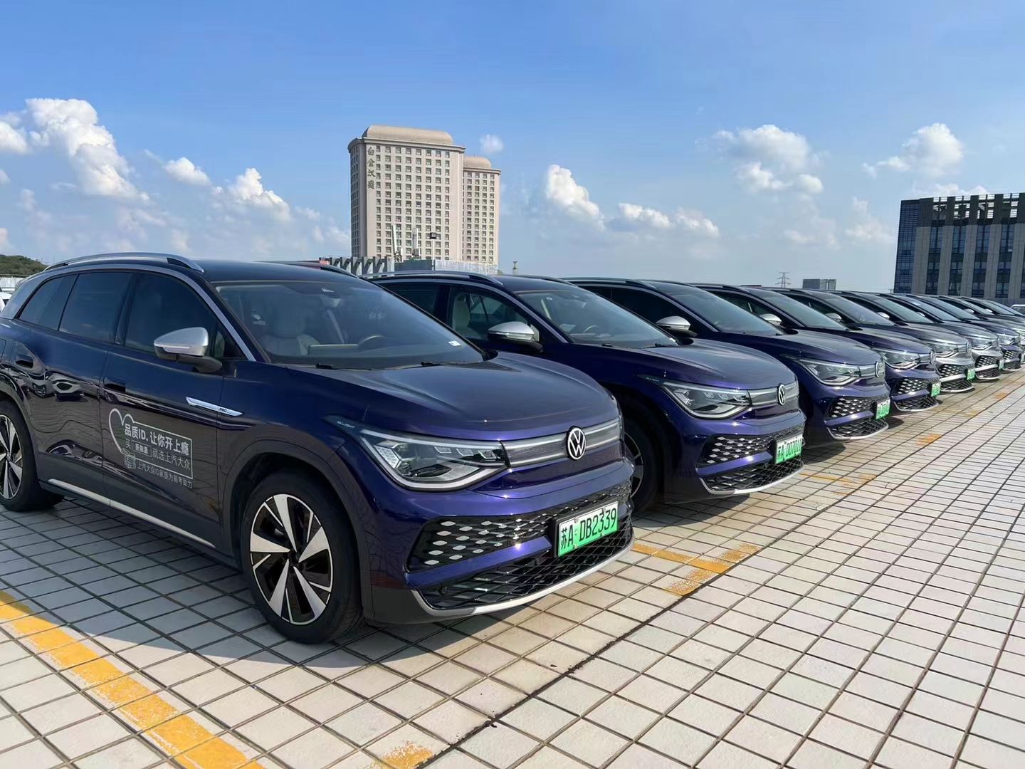2023 Changan Automobile UNI-K Country VI Oil Truck with Multi-function Steering Wheel and Year 2023