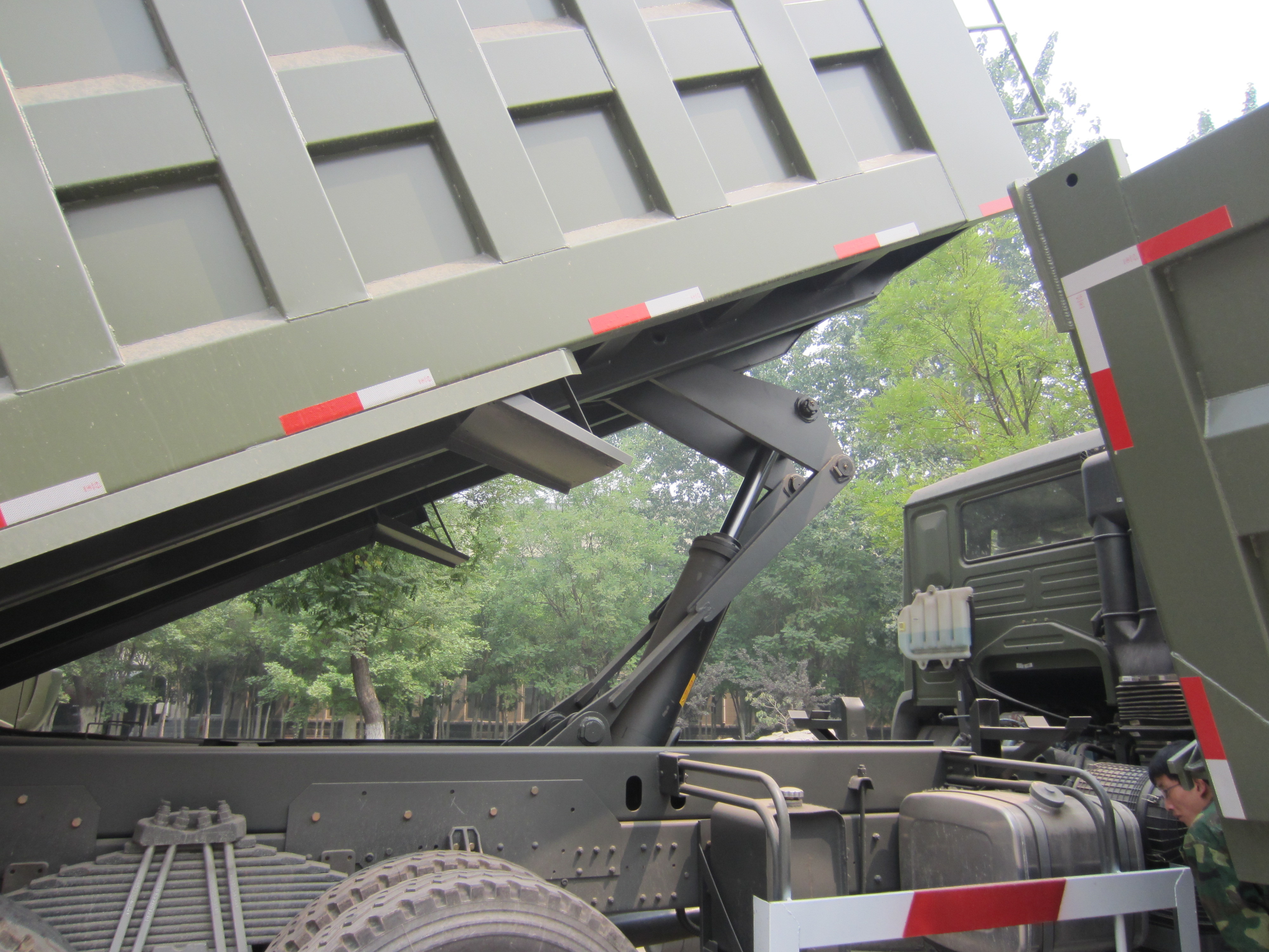6x4 Sinotruk HOWO A7dump truck 420HP Euro 2 new design LUXURY cabinody