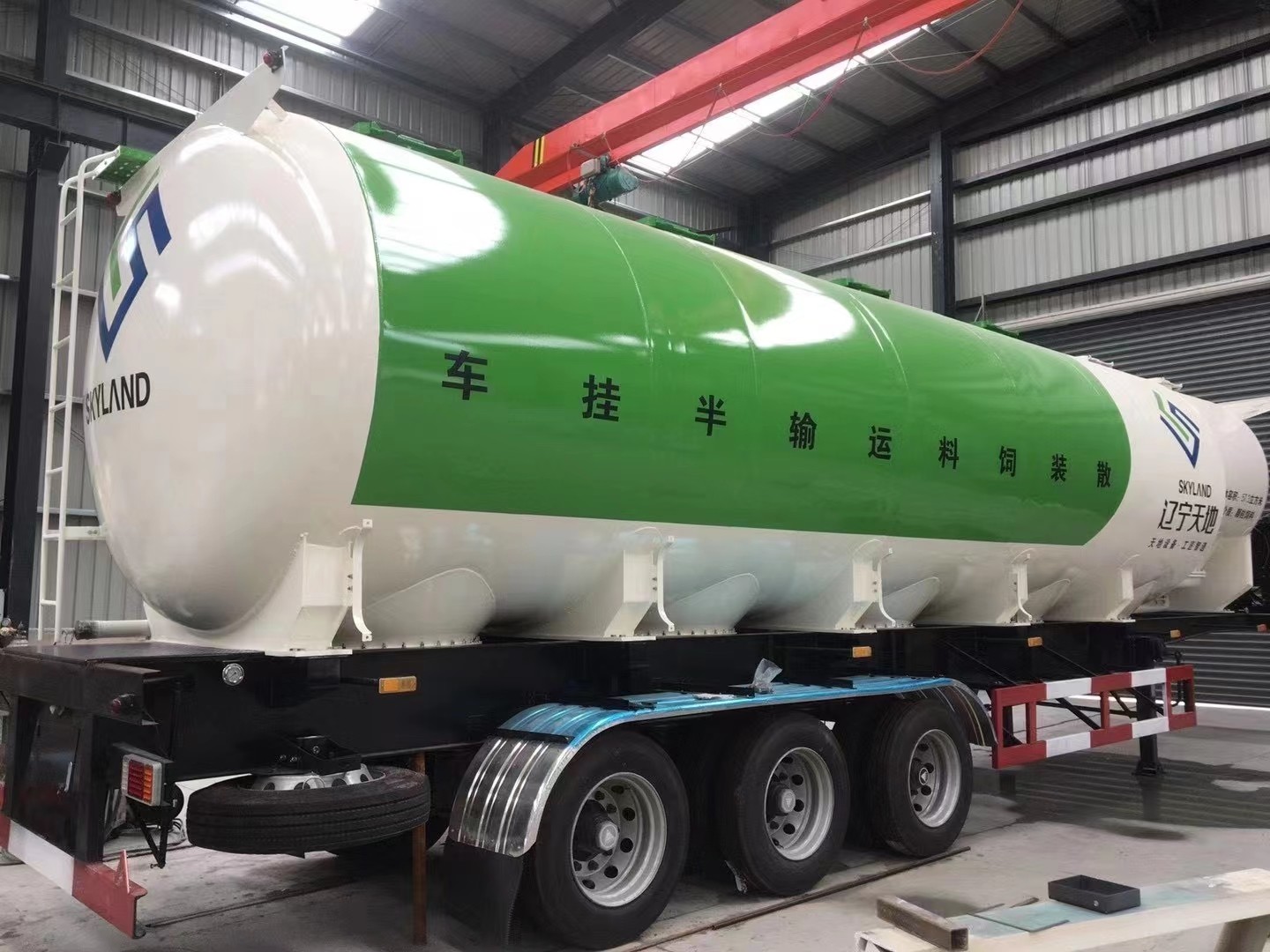 30 Ton Feed Bulker Engine Power 103kw Air Operated Discharging Aluminum