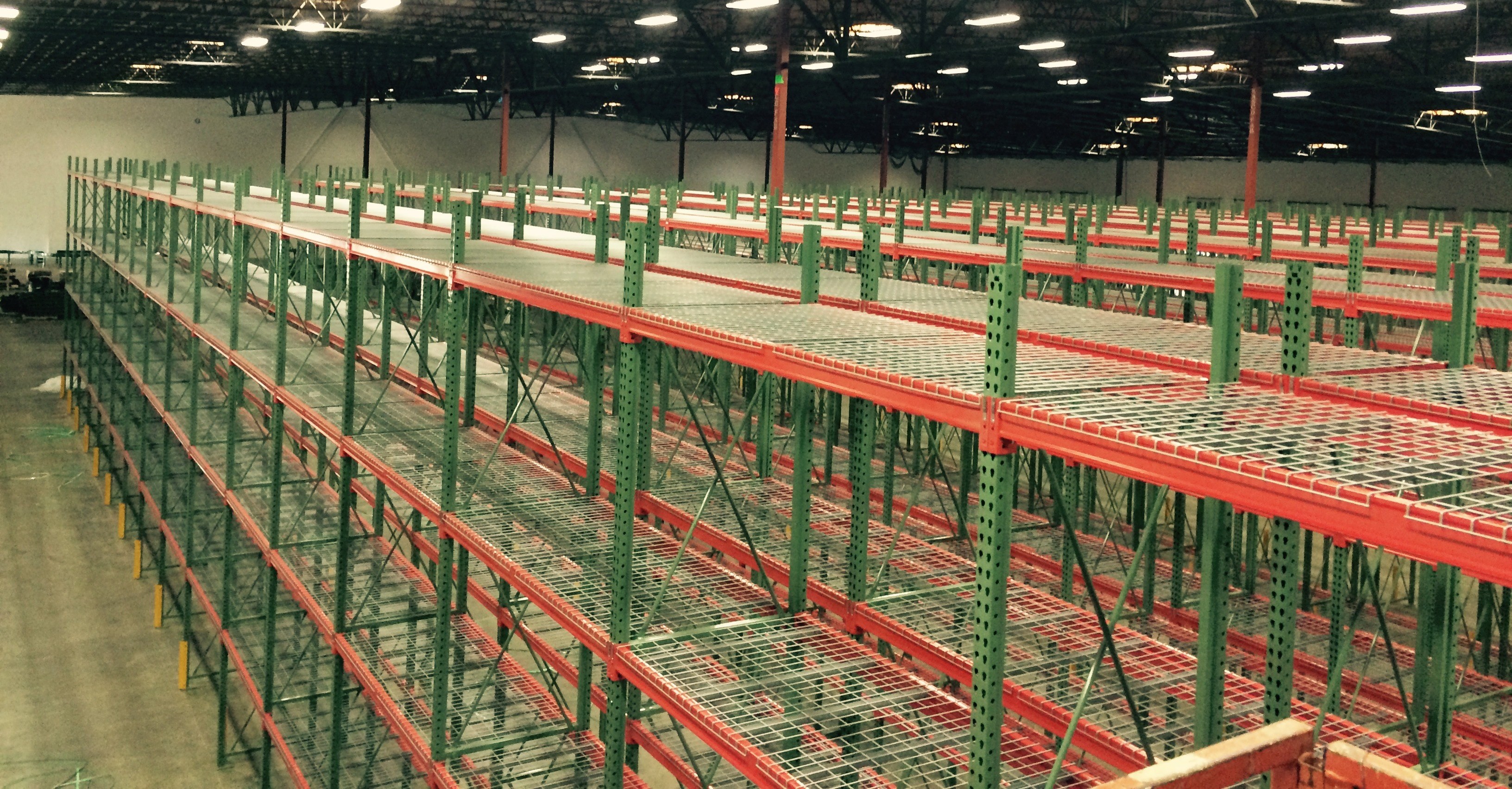 Selective-pallet-rack-with-wire-decking