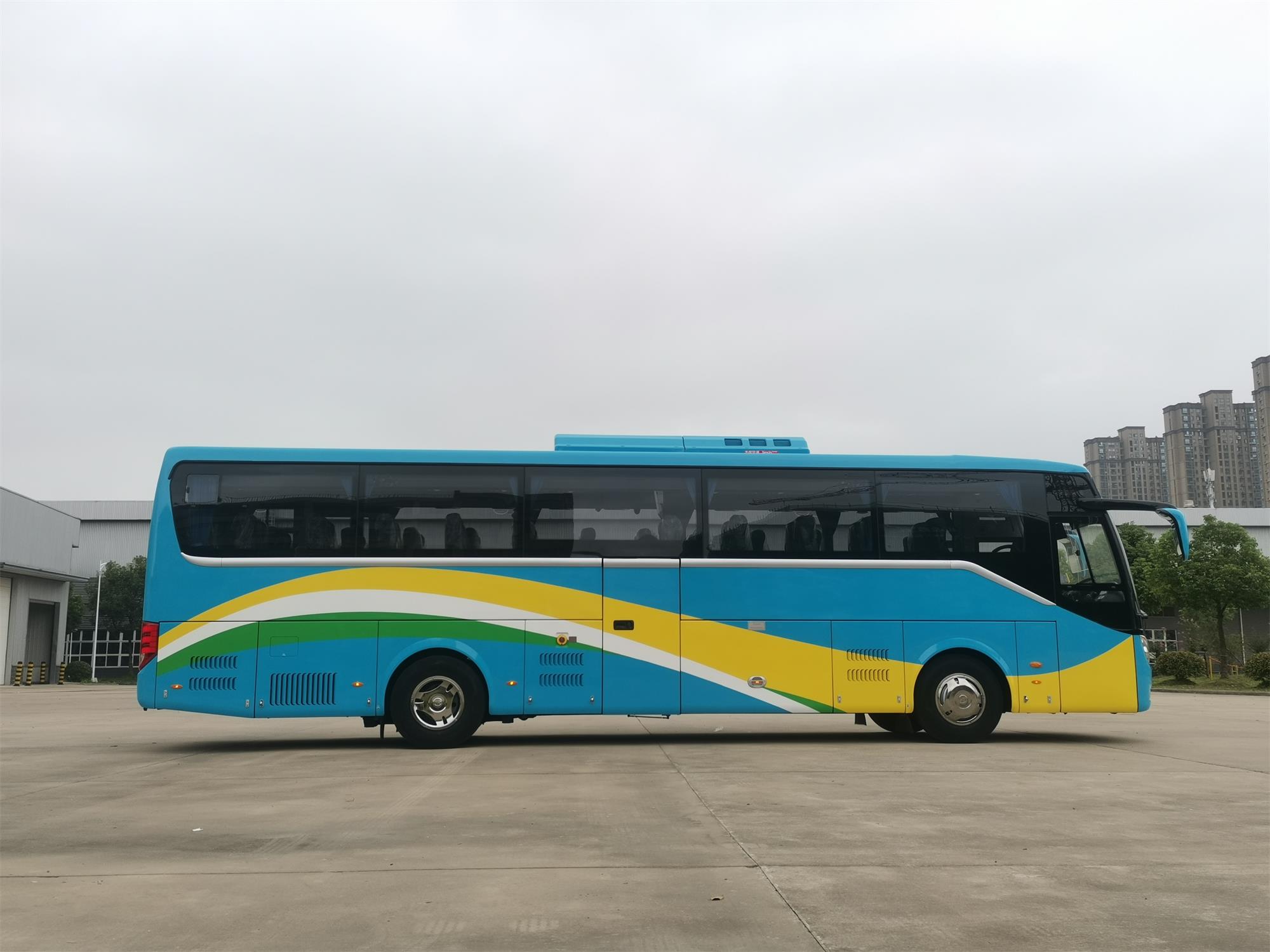 Good Condition Luxury Coach with Euro 4 Emission Standard and Yuichai Engine