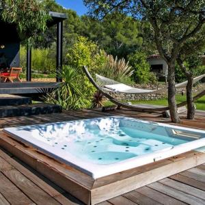 Wholesale Outdoor Hydro Massage Bathtub Acrylic Hot Tub Baby Bathtub With Ozone Disinfection from china suppliers