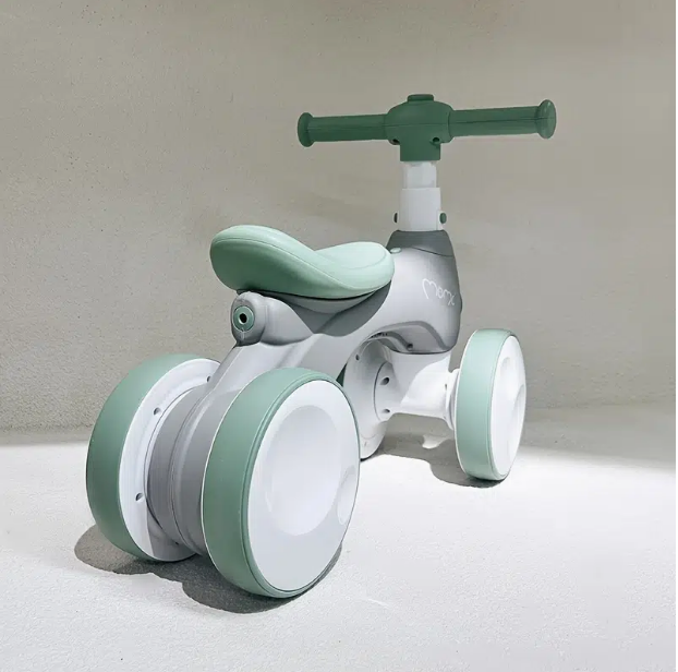 Hot Music Bubble Devices and Plastic Wheels Car for Kids Max Loading 30kg Self Scooter