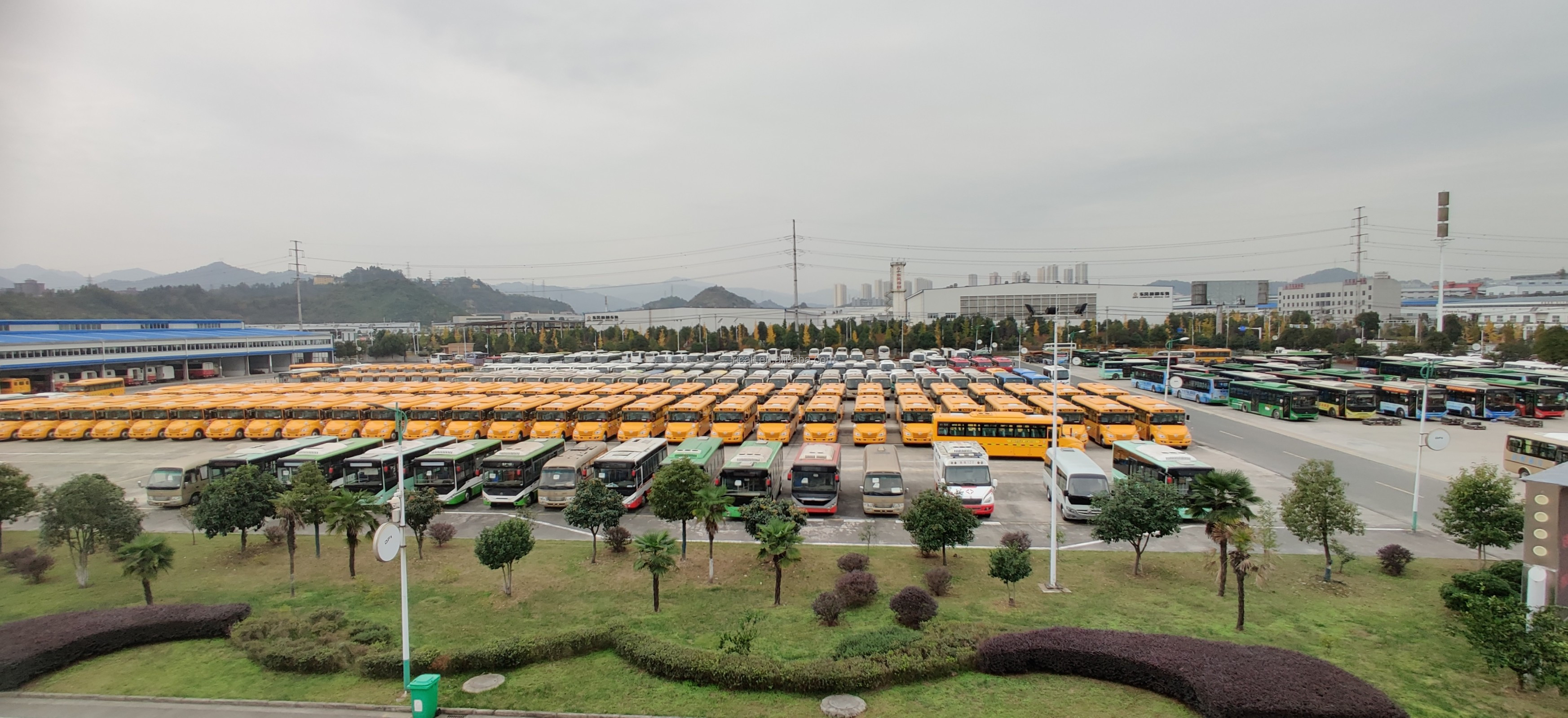 Manual Transmission Dongfeng 4x4 6x6 Troop Truck for Mountain Delivery Logistics
