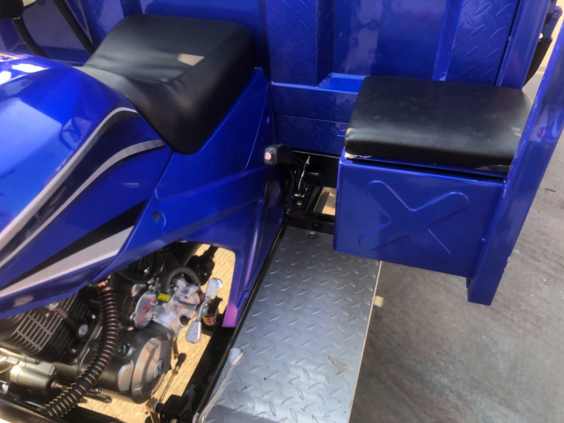 5.00-12/5.00-12 Tyre DAYANG 300cc Double Rear Axle Motorized Tricycle for Heavy Loads