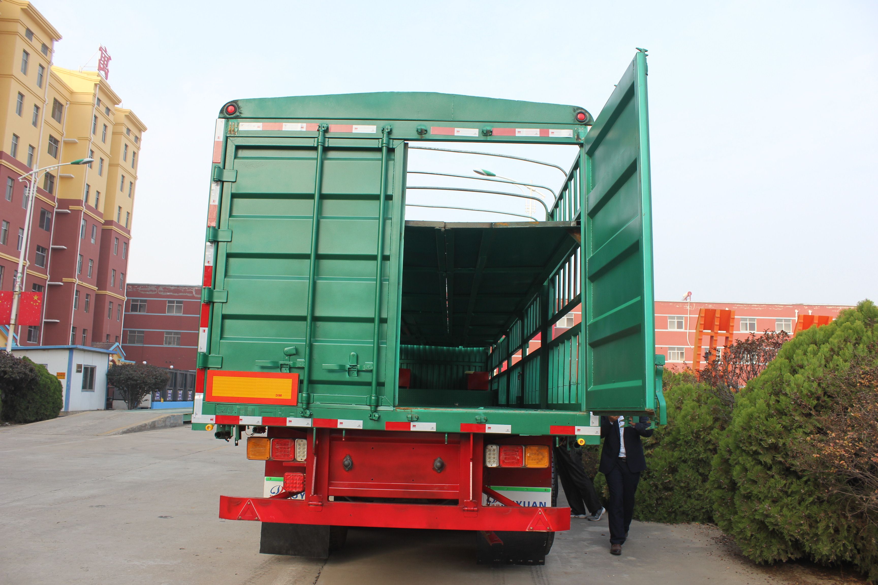 Tri Axles Stake 4 Floors Stockade Livestock Transporting Pigs Semi Trailer and Standard