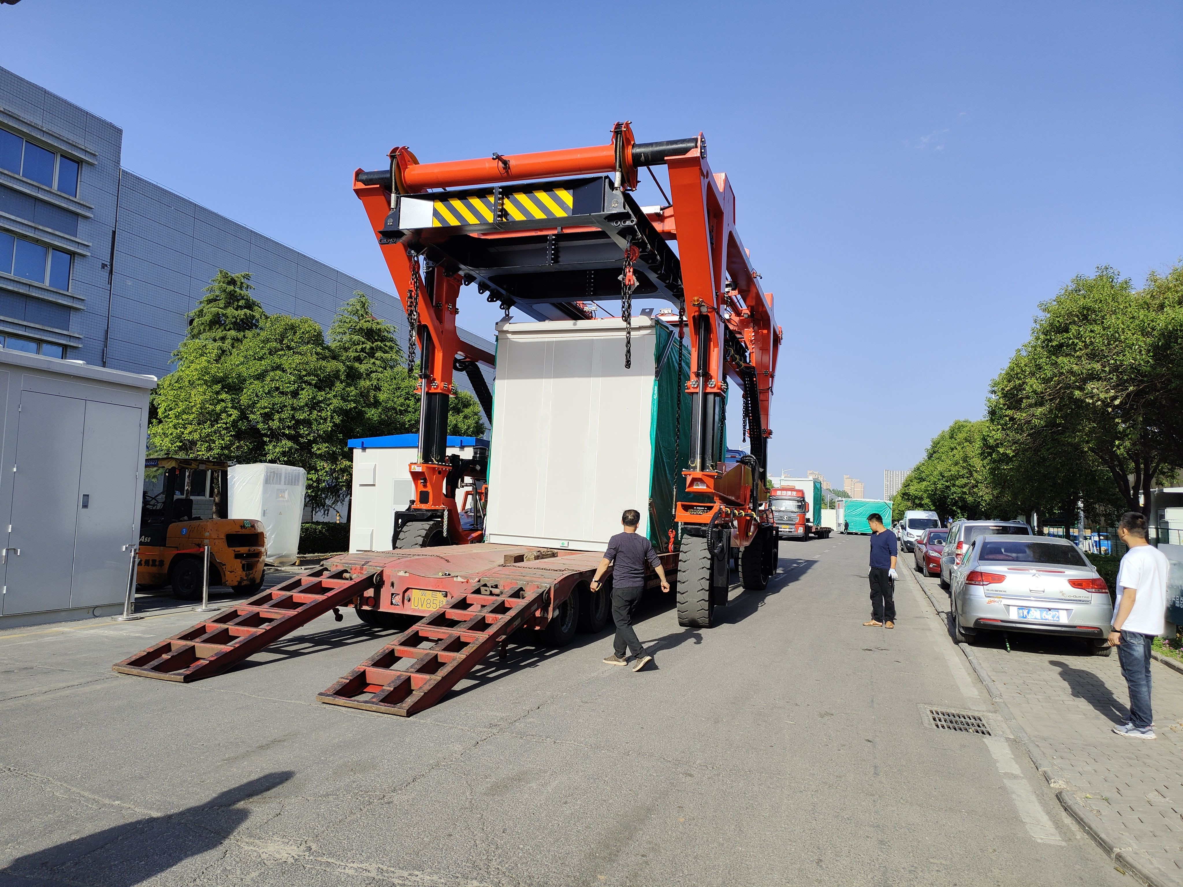 SPEO Red Straddle Container Lifter Machine For Steel Factories / Precast Concrete