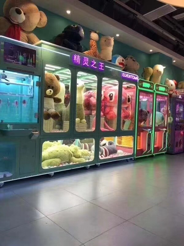 Huge Coin Operated Cut Ur Prize Vending Machine / Arcade Scissor Cut Toy Machines
