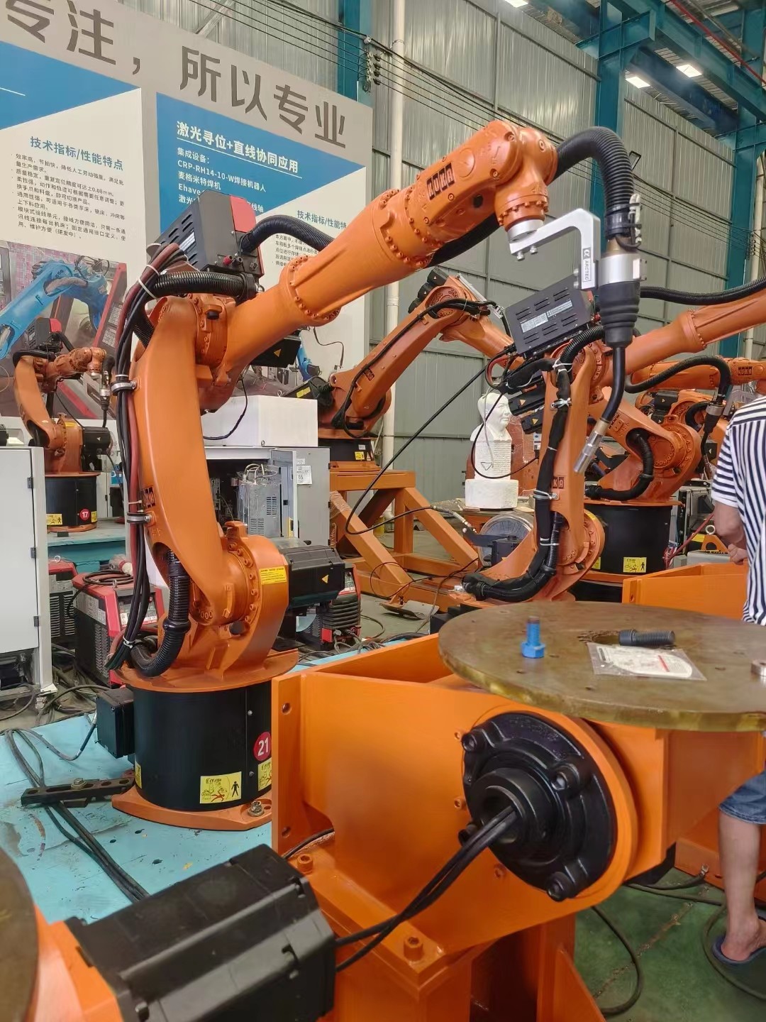 240kg Weight 6 Axis Robot Ground/Ceiling/Inclined Installation 1911mm Working Range Dispensing Material Handling Welding