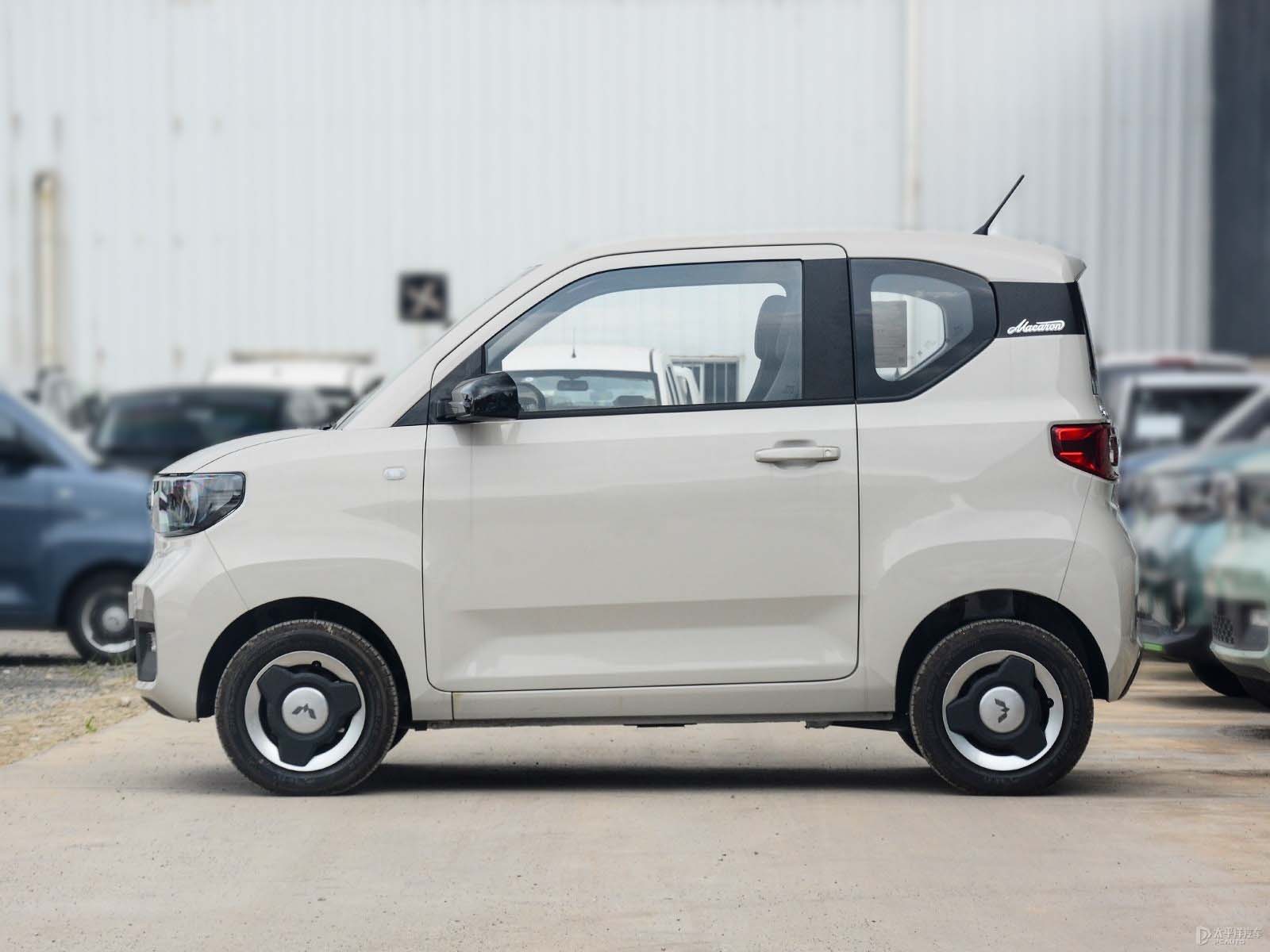 Chinese design Hongguang Mini macarons fashion 120km lithium iron phosphate spot sales, small cars