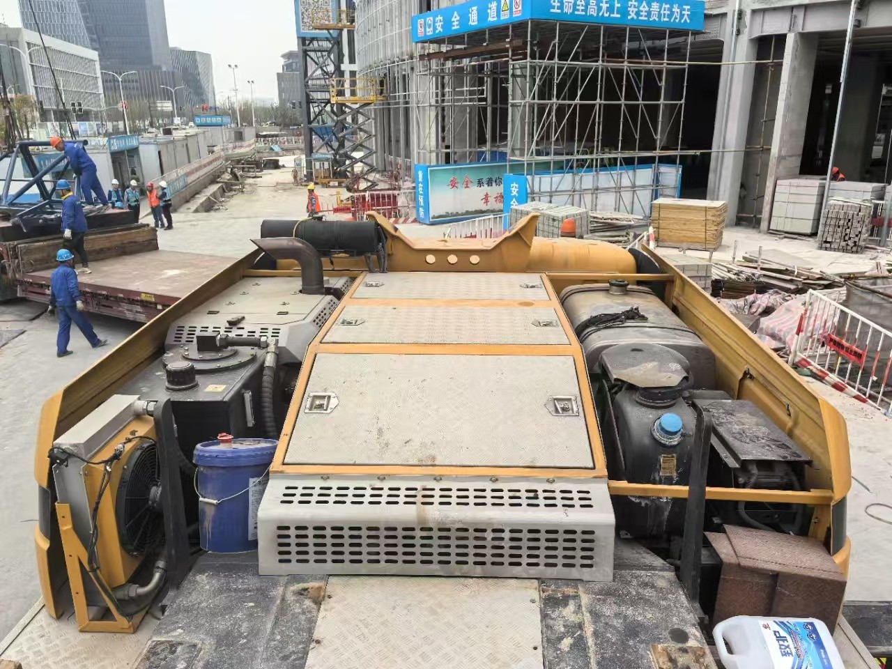 Yellow and Red 160 Tons Mobile Truck Crane Max Working Height 85.5 Meters Jib Length 18m