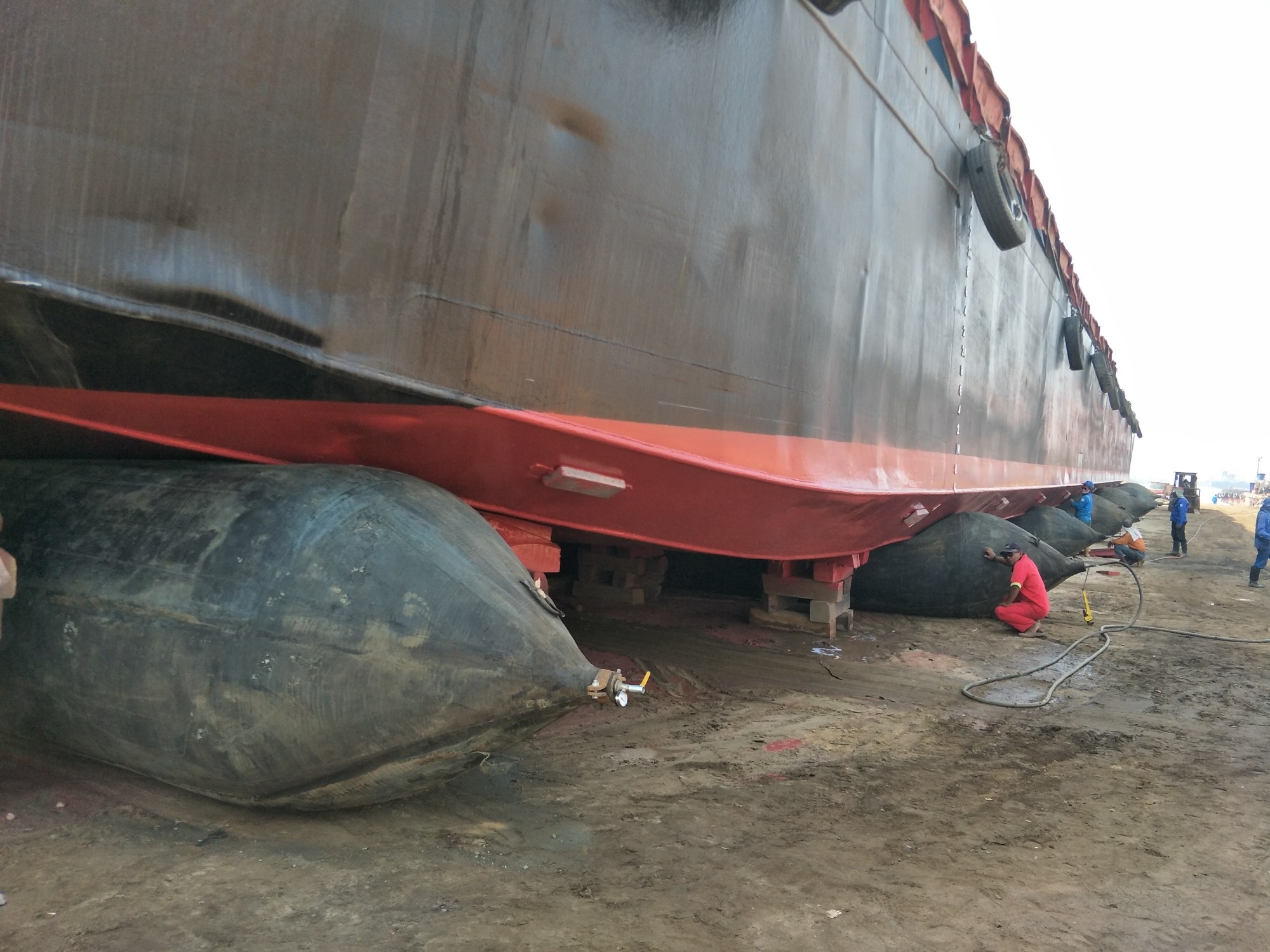 High Performance 2m X 20m Heavy Duty Shipyard Ship Launching / Landing / Lifting / Moving / Salvage Airbag