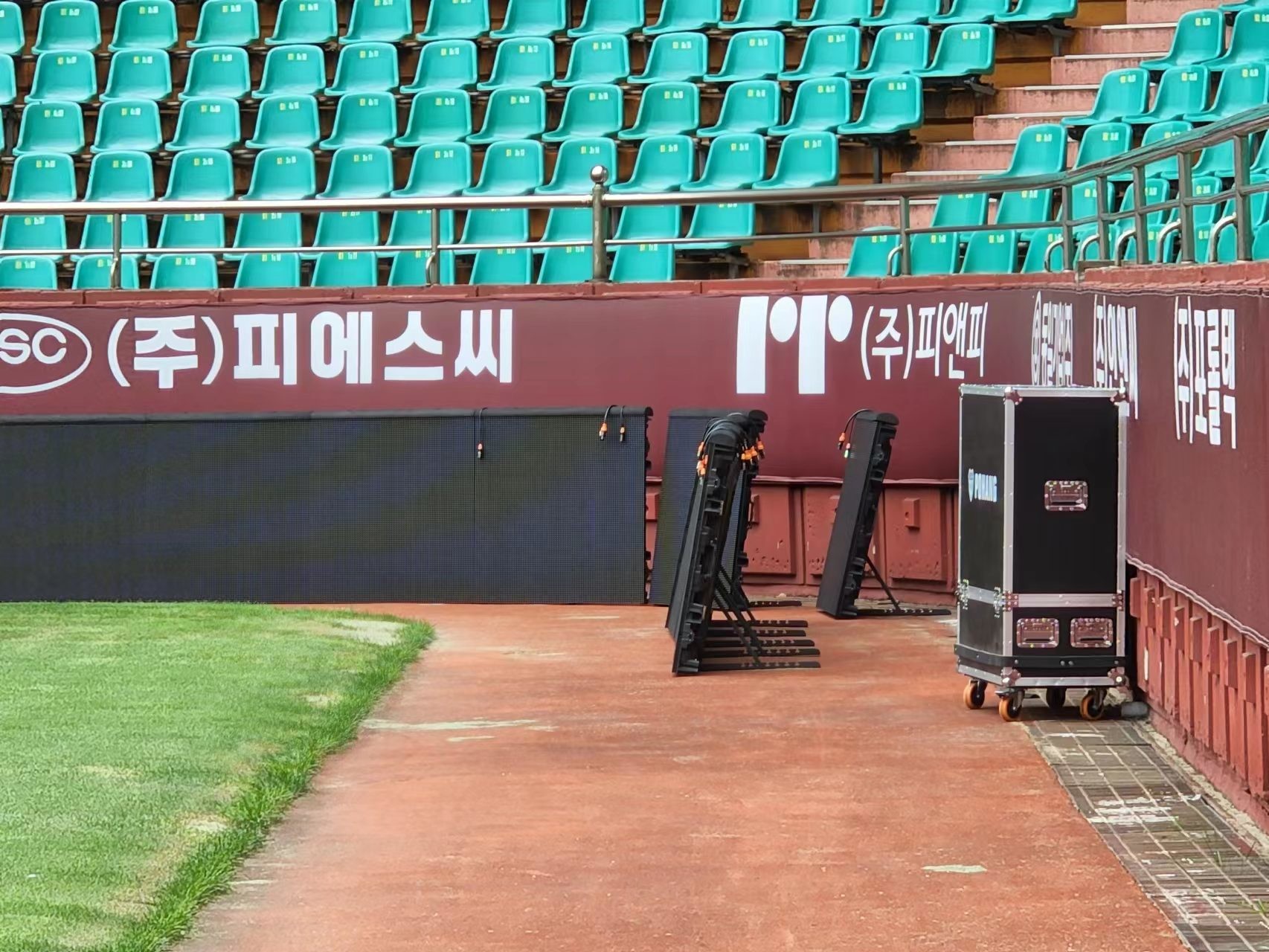 P6 P8 P10 Rental LED Indoor Outdoor Football Stadium LED Screen 1920Hz Refresh Rate