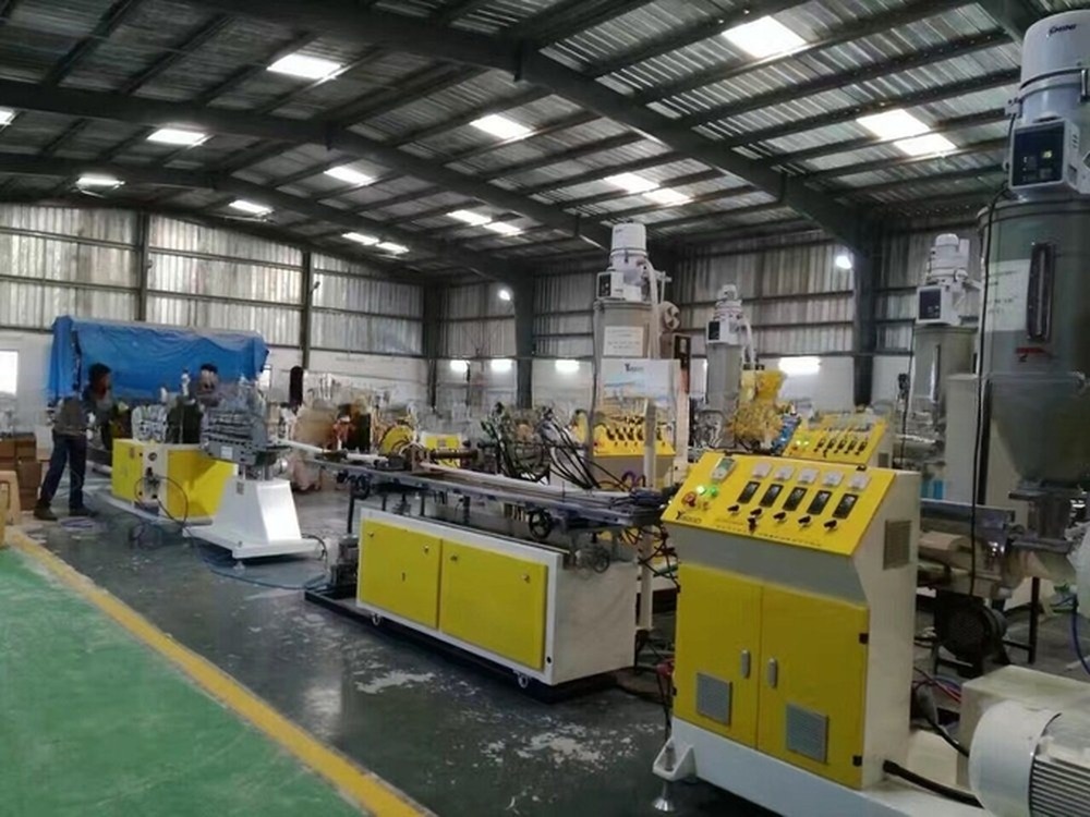 Two Color Co Extrusion PC ABS LED Lamp Shade Cover Profile Production Line / PC ABS PMMA Profile Extruder Machine