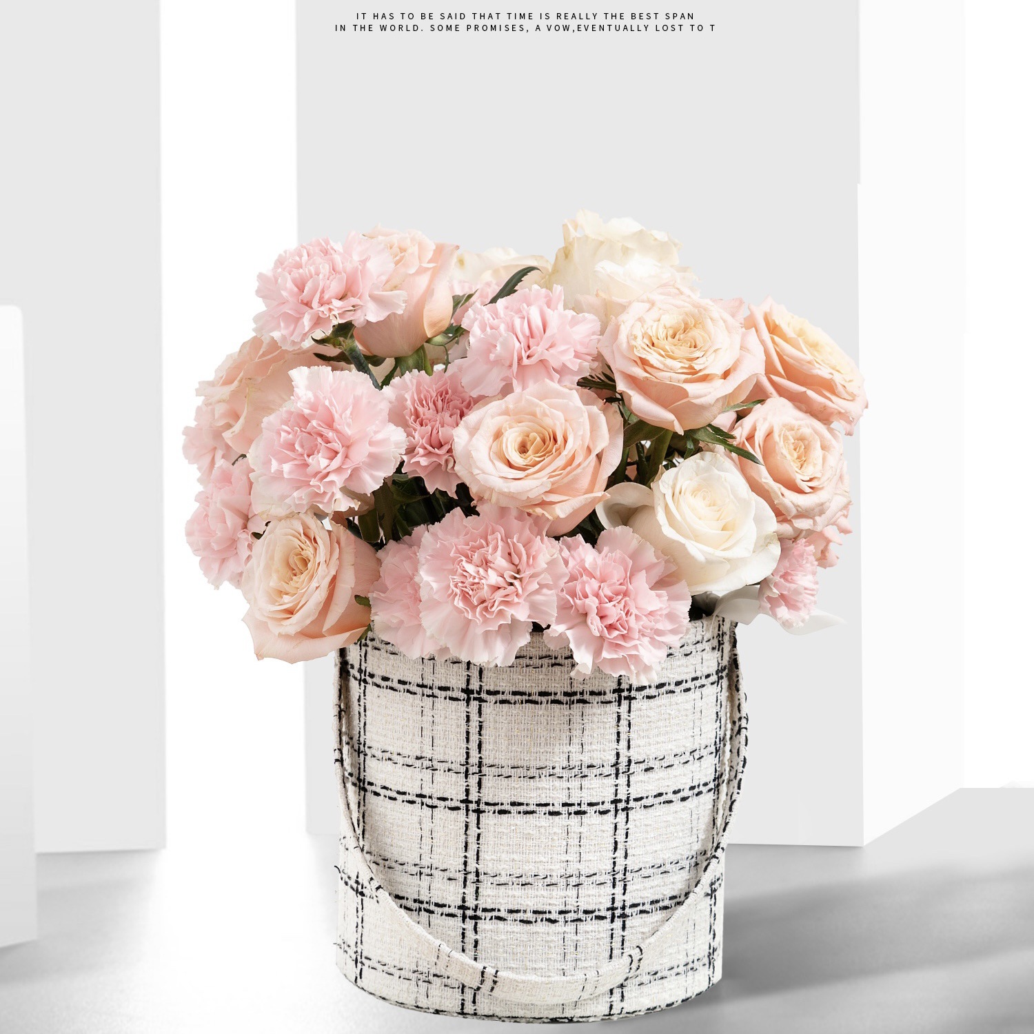 Sample Custom Made Luxury Fashion Fabric Hand-held Circle Round Flower Gift Packing Box