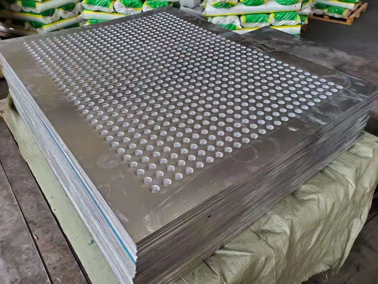 1.6mm Perforated Wire Mesh Aluminum Decorative Punched Metal Sheets Customized
