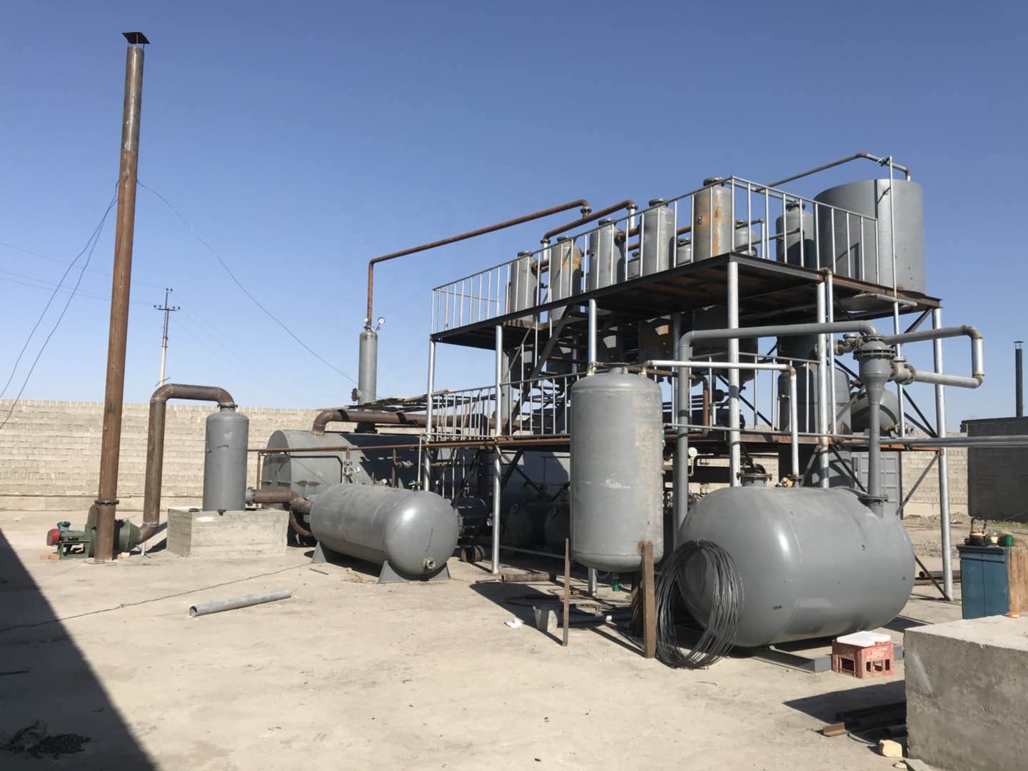 15.5kw Type Small Scale Waste Tyre Plastic Rubber Pyrolysis Plant For Fuel Production