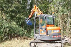 Wholesale Flexible Control Hydraulic Hedge Cutter , Bush Trimming Machine Low Noise from china suppliers