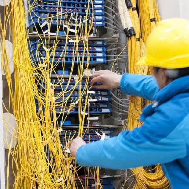 Single/Multi Mode Indoor Fiber Optic Cable with Aramid Yarn Strength Member and PVC/LSZH Inner Sheath Material