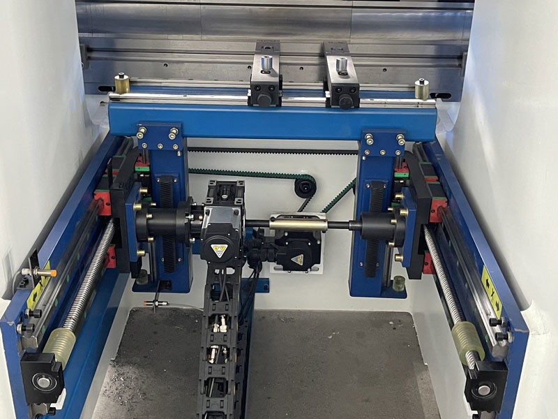 400kn 1600mm Press Brake Machine With DA53T 4+1 Axis CNC Hydraulic Bending Machine To BrazilBra