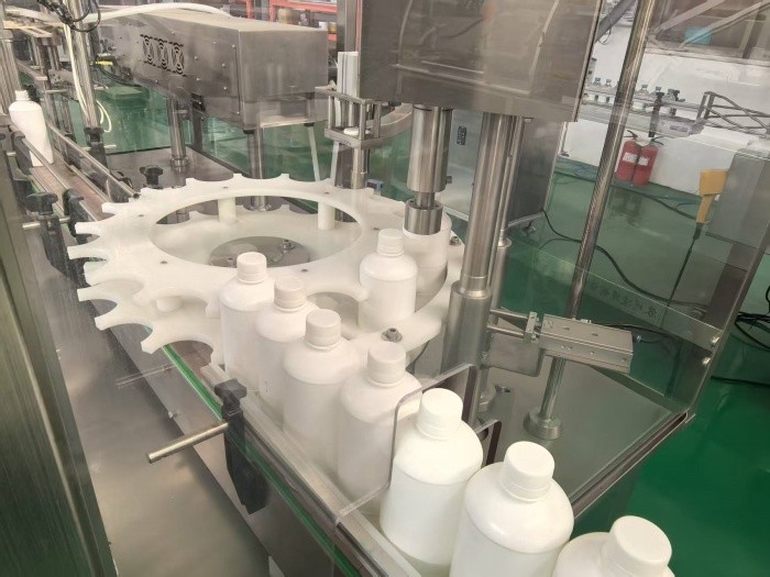 Pharma Liquid Filling Machine For 30-500ml Volume Disinfect Plastic Or Glass Vials Bottles With GMP