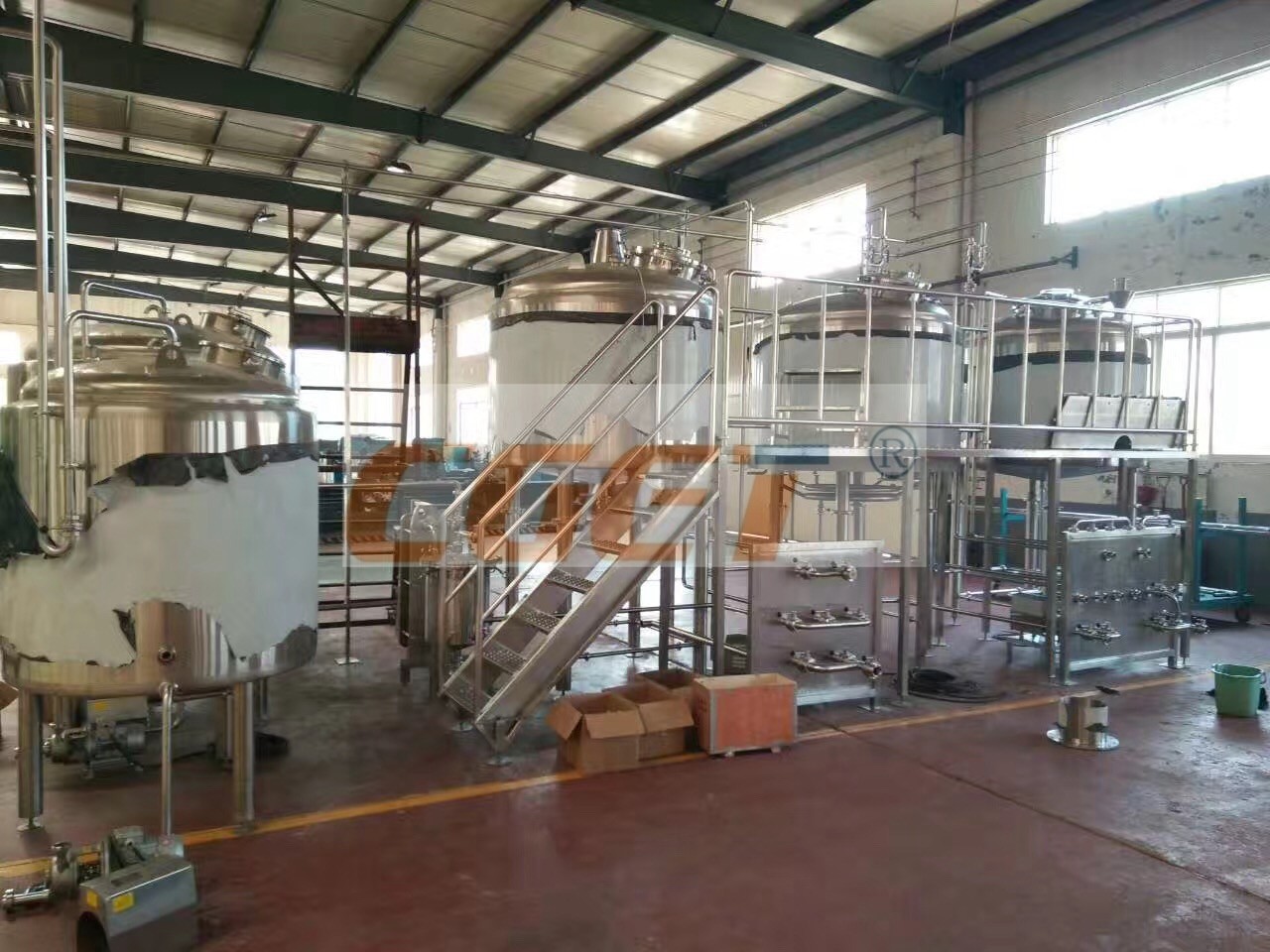 SU304 Copper Turnkey Microbrewery Equipment PLC Control Anti Corrosion brewpub brewhouse