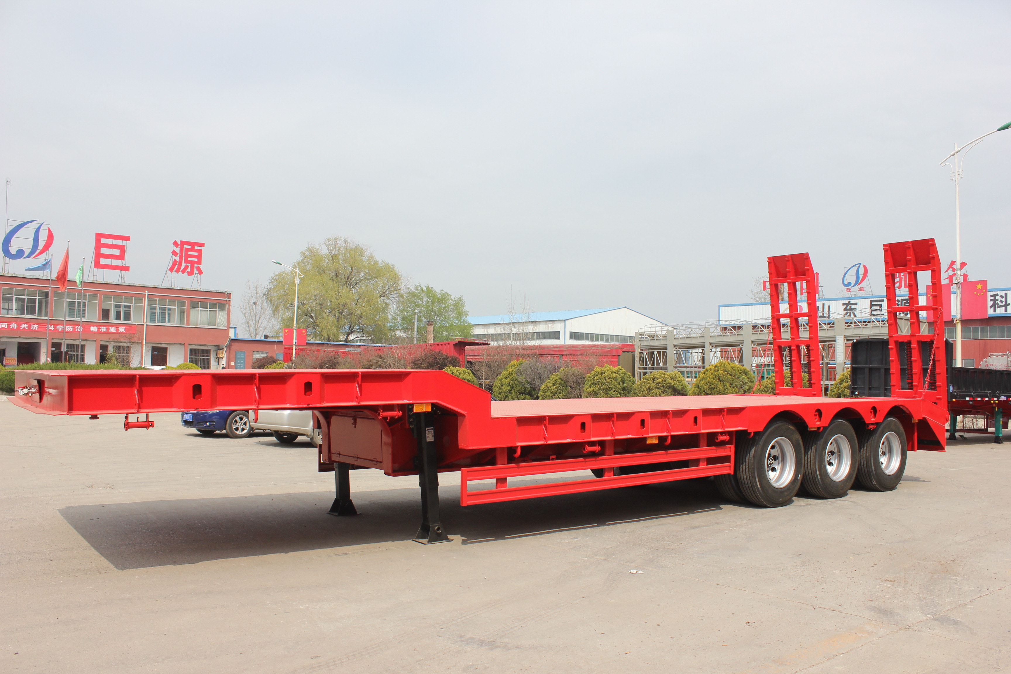 Transport Heavy Equipment Conveniently with Aotong Mechanical Folding Low Bed Trailer