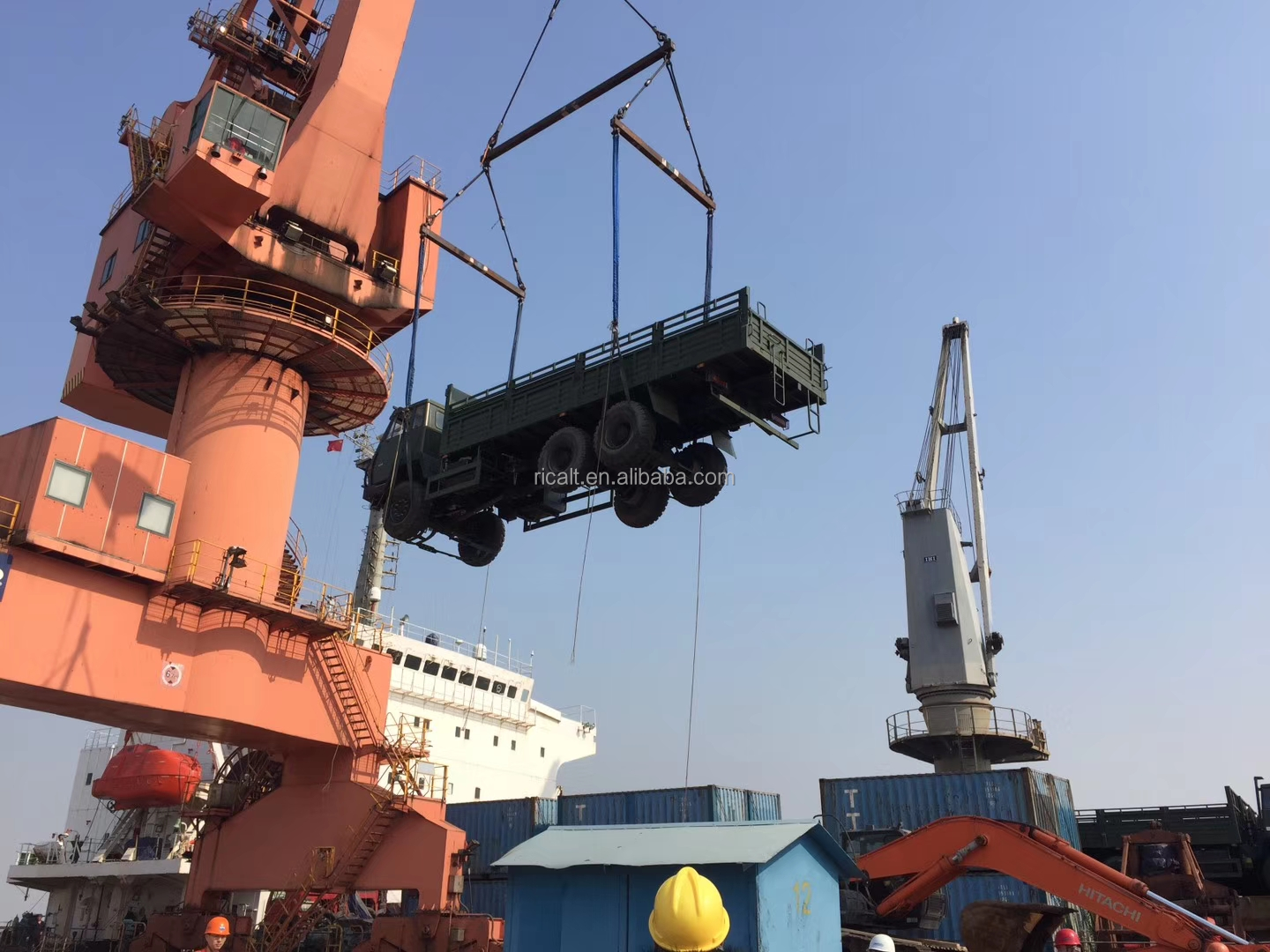Manual Transmission Dongfeng 4x4 6x6 Troop Truck for Mountain Delivery Logistics