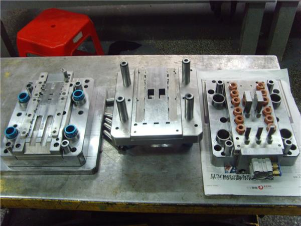 Two Cavities Rivet Press Dies Long Life Tungsten Carbide Blanking Punch With