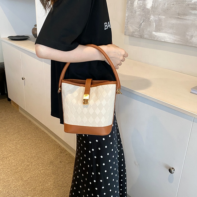 Main Material PU Leather Crossbody and Beach Bucket Bags for Summer Women's Wardrobe