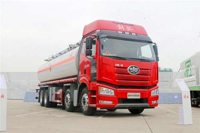 Large Capacity 8x4 FAW Diesel Fuel Storage Tank Truck Euro III Red Color