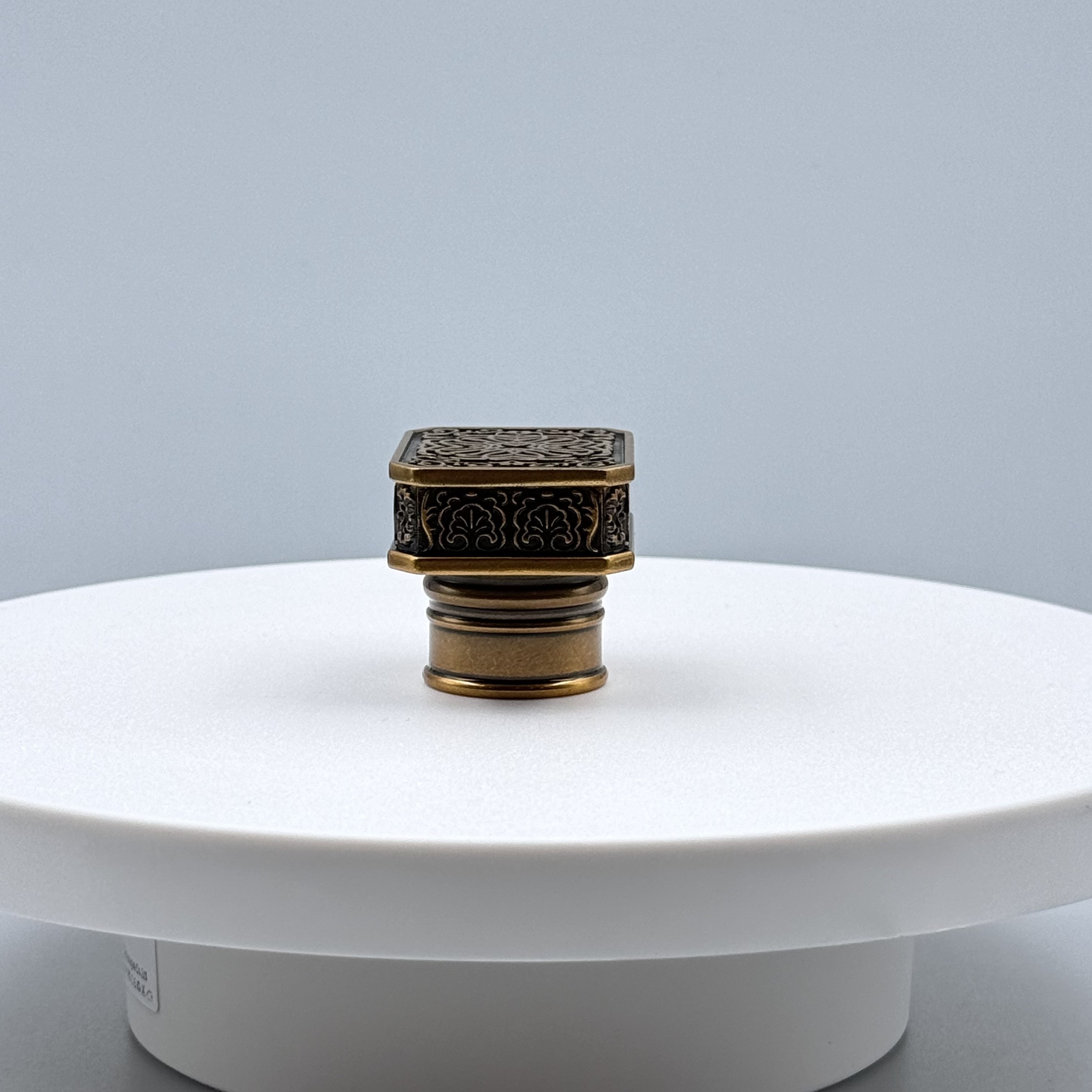 Elegant and Durable T-Shaped Zamak Perfume Caps for Customizable and Eco-Friendly Fragrance Packaging