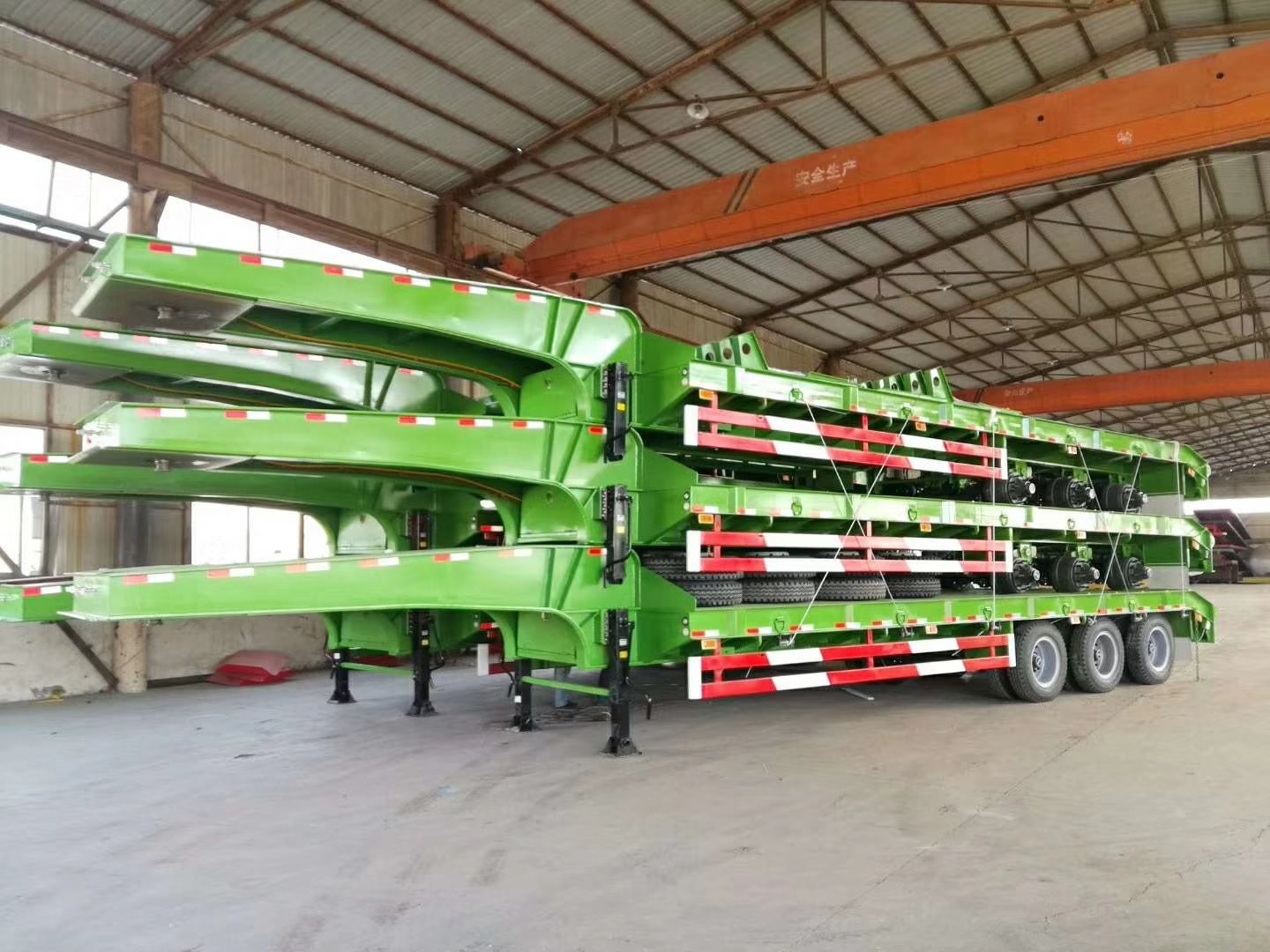 Transport Heavy Equipment Conveniently with Aotong Mechanical Folding Low Bed Trailer
