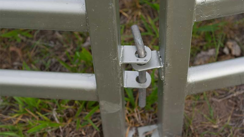 We can see the corral panels welded lugs clearly. Two panels are connected by the pins.