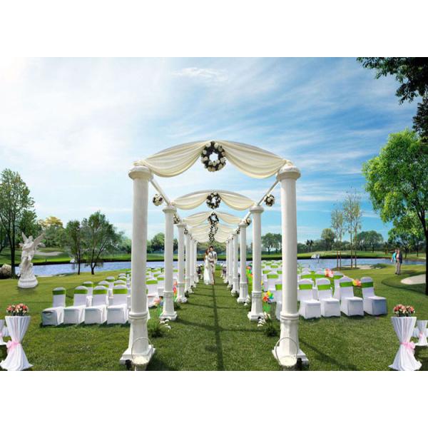 Natural looking synthetic grass for wedding decoration