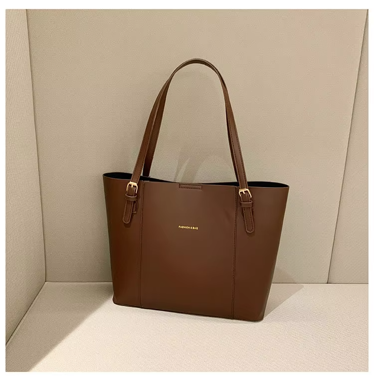 2024 Trendy Ladies' Fashion Shoulder Bags with Golden Chain and Single Handle