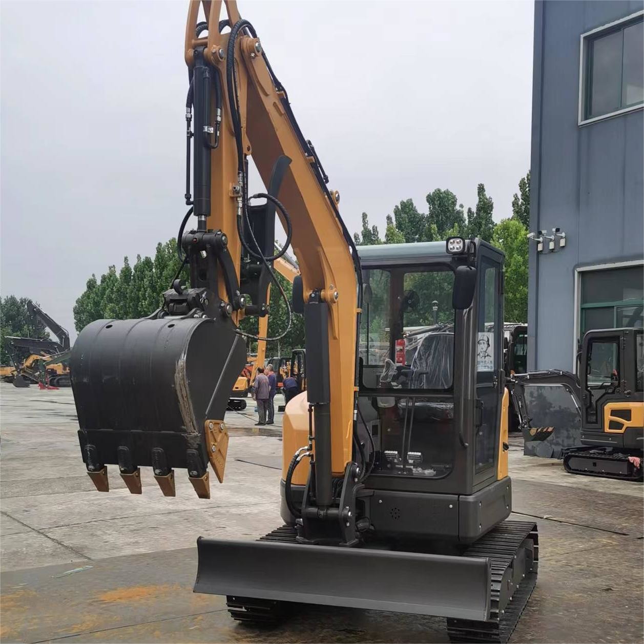 Spacious Cabin 4 Ton Mini Digger Excavator Swing Boom Optional Attachments