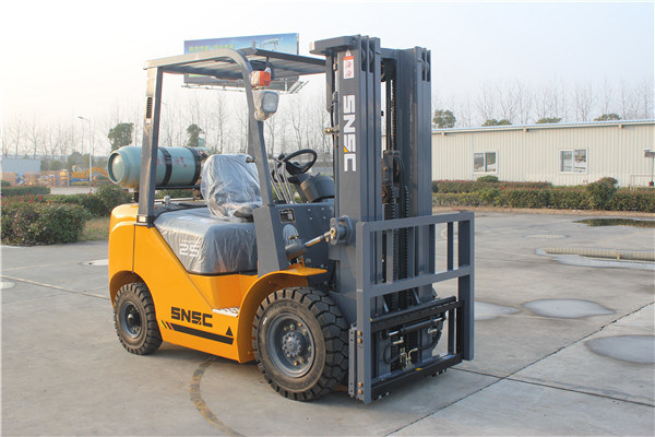China 2.5 Ton Liquefied Petroleum Gas Forklift with Gas Cylinder