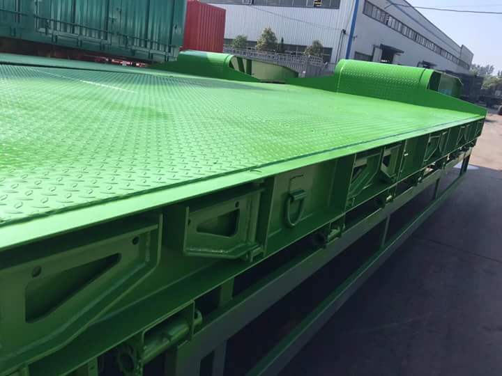 Transport Heavy Equipment Conveniently with Aotong Mechanical Folding Low Bed Trailer