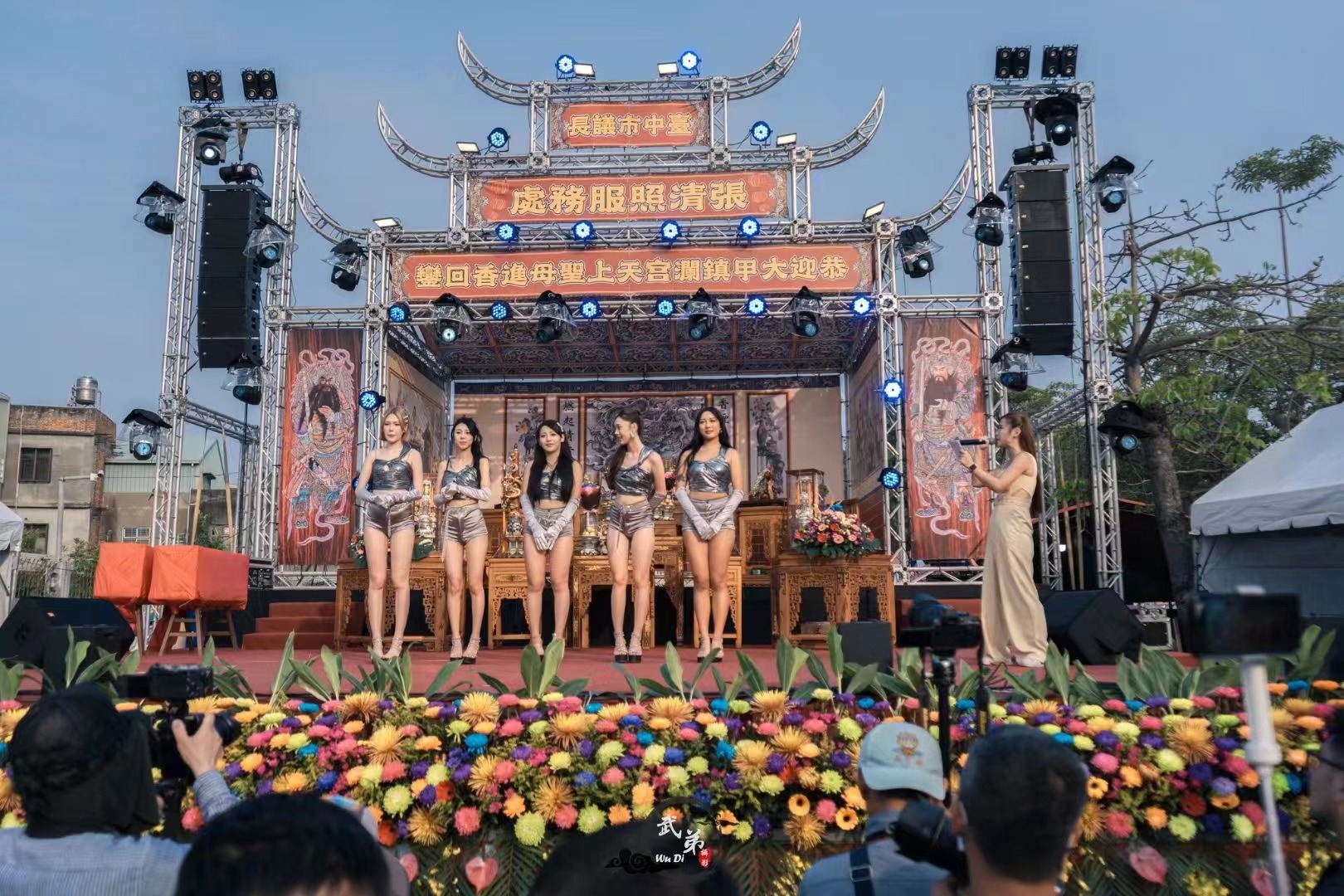 Silver Aluminum Roof Truss System , Square Portable Stage Truss
