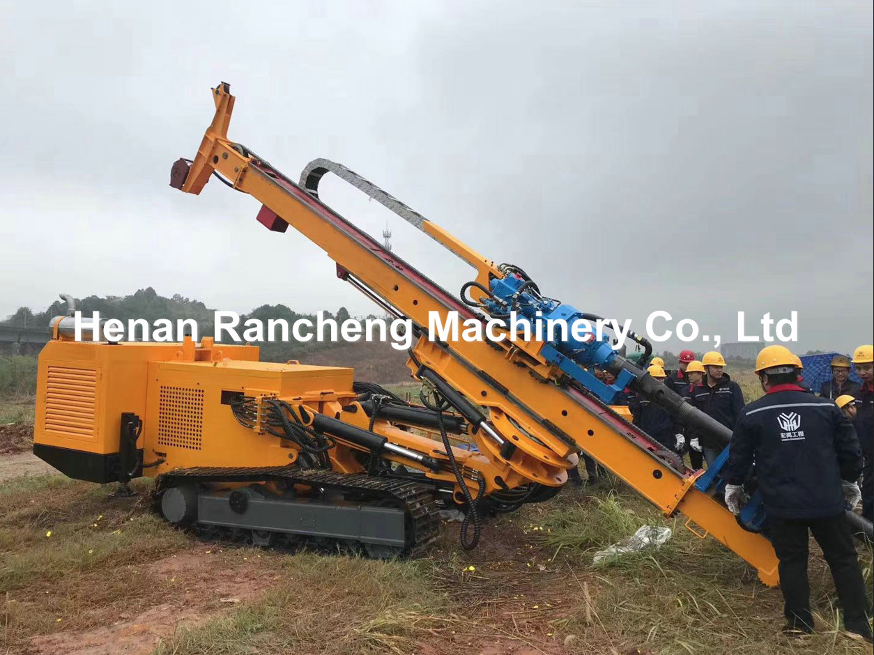 Hydraulic Crawler Engineering Drilling Rig 200m Borehole Depth 125KW Engine Power