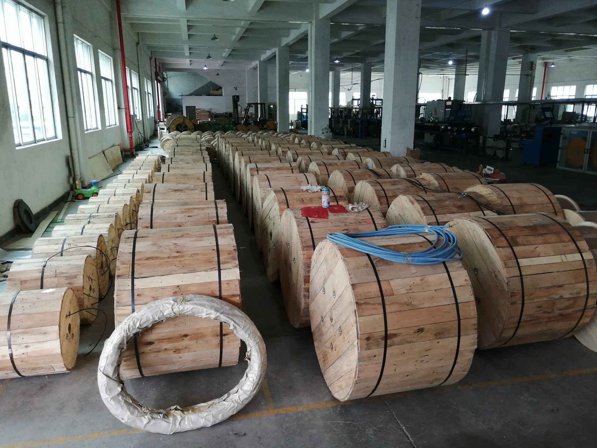 FTTH Central Tube FRP Strength Dielectric 12 Core Adss Fiber Optic Cable