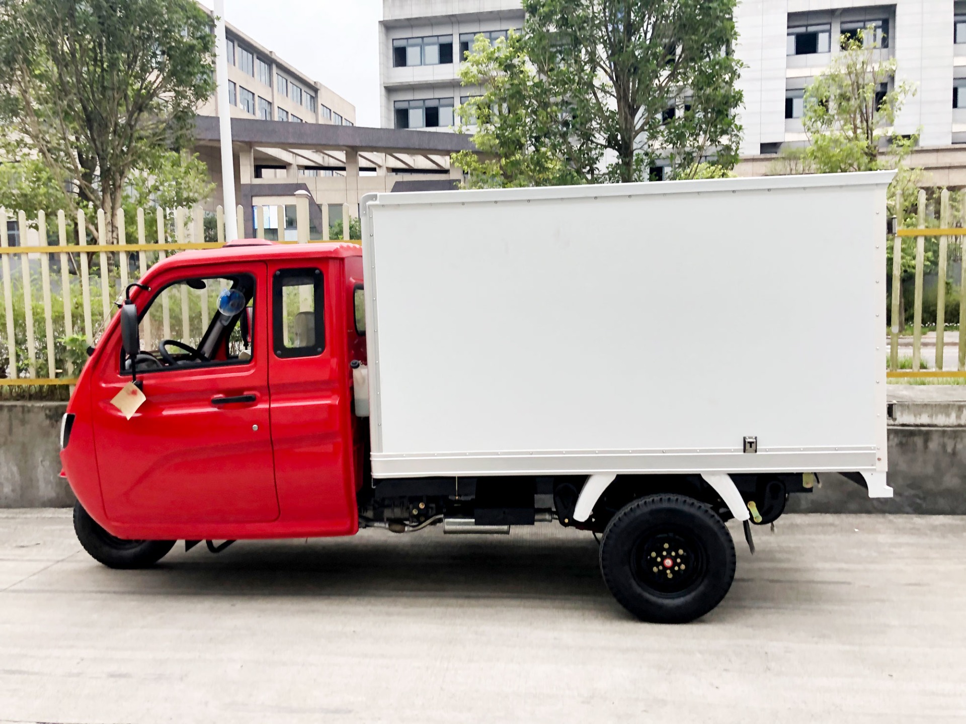 Max Red Body DAYANG 800cc Water Engine Three Wheel Cargo Tricycle Power Battery Cool
