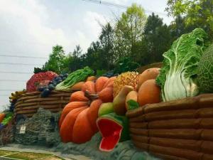 Wholesale Cute Fruits And Vegetables Topiary Sculpture , Outdoor Garden Sculpture Colorful from china suppliers