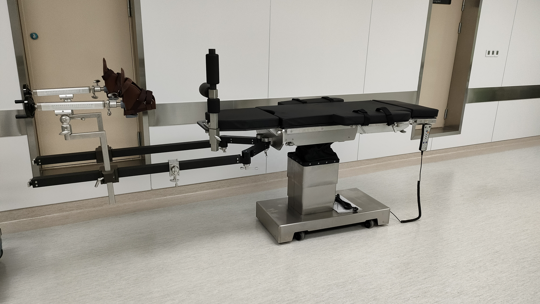 680-1040mm Electro Hydraulic Operating Table Bariatric Operating Table