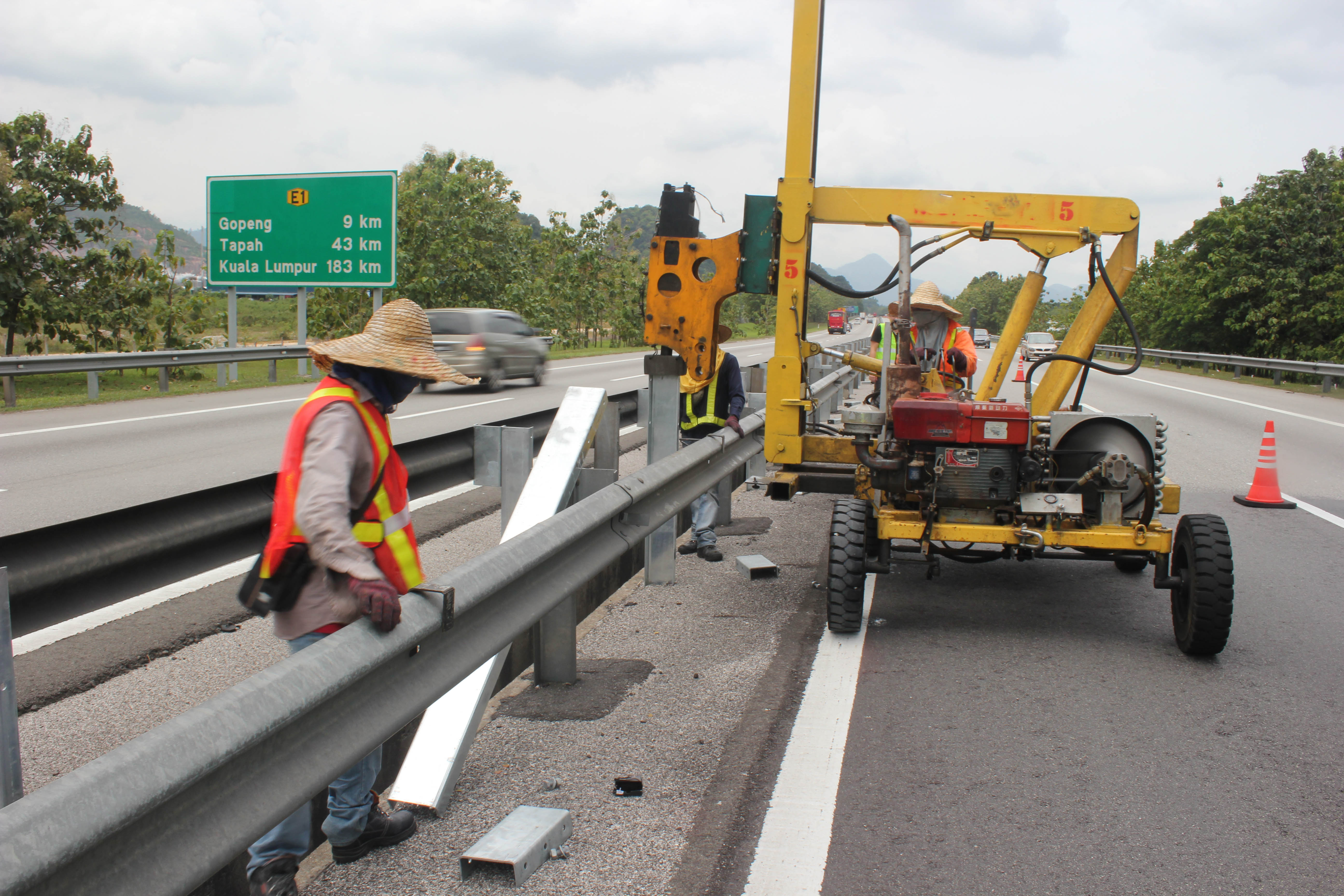 ISO Highway Guardrail Pile Driver Machine With Hydraulic Pressure Pile Driver