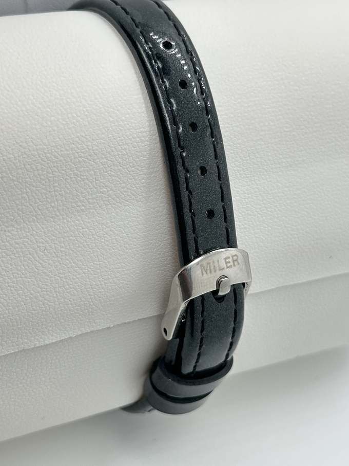 Classic Engraved Leather Strap Quartz Watch 30 Meters Water Resistance